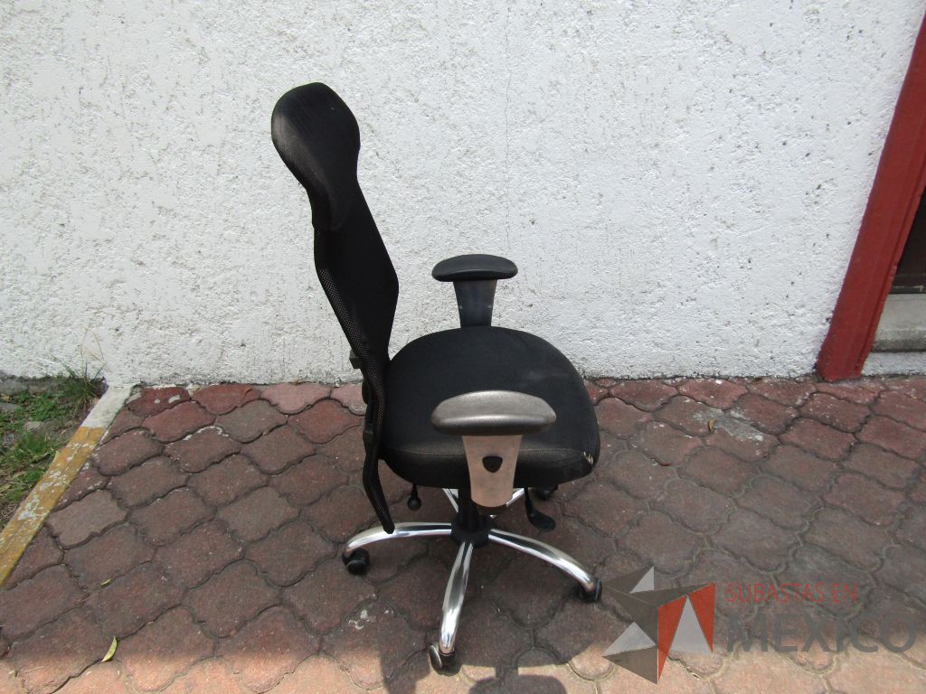 Lote 070 - 5 Sillas operativas con ruedas, descansabrazos fijo, respaldo en malla y asiento en tela color negro - Imagen 2