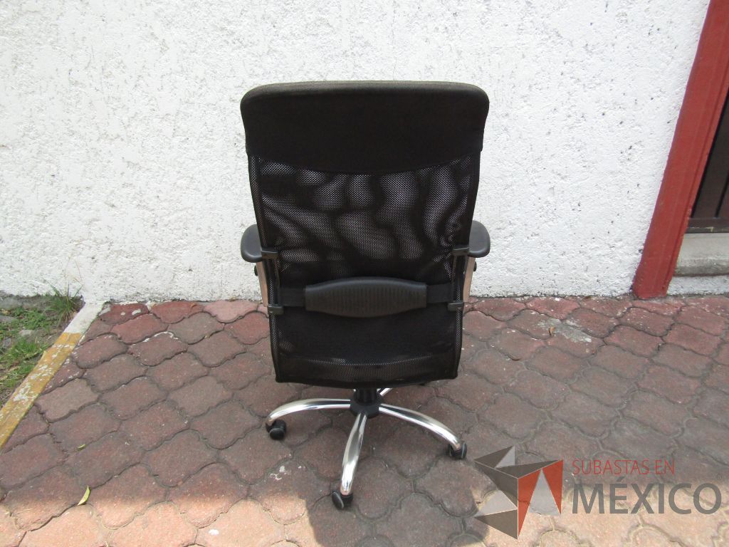 Lote 070 - 5 Sillas operativas con ruedas, descansabrazos fijo, respaldo en malla y asiento en tela color negro - Imagen 3