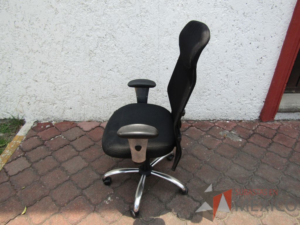 Lote 070 - 5 Sillas operativas con ruedas, descansabrazos fijo, respaldo en malla y asiento en tela color negro - Imagen 4