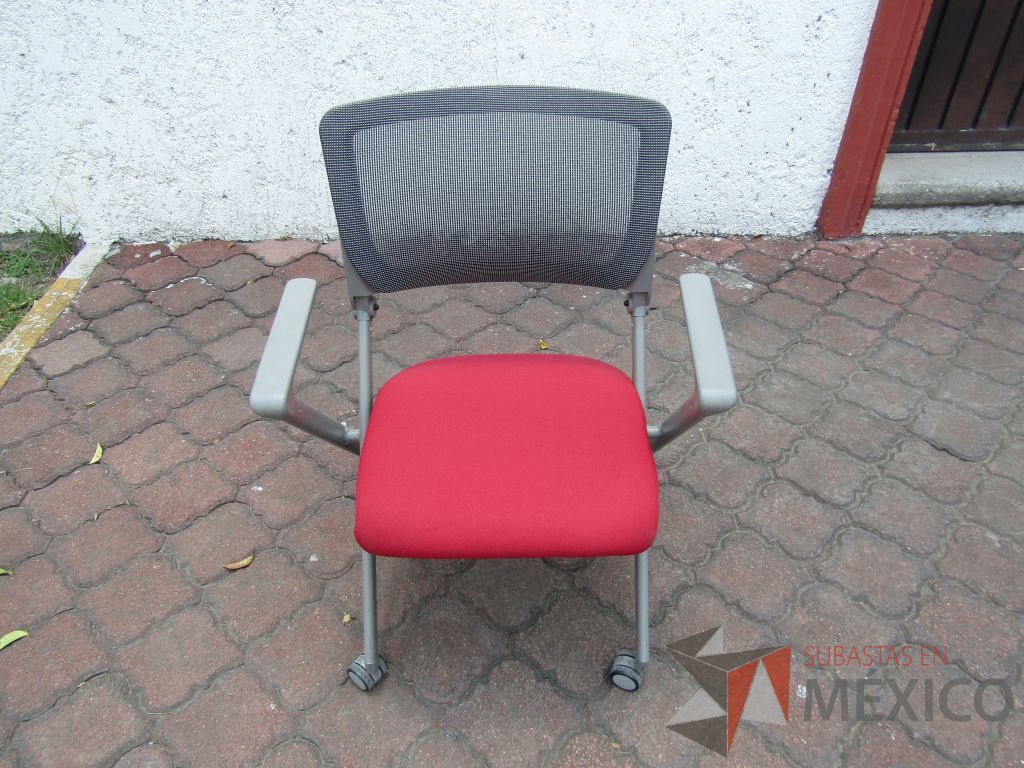 Lote 135 - 4 Sillas de visita con ruedas, descansabrazos fijo, asiento plegable en tela color rojo y respaldo en malla