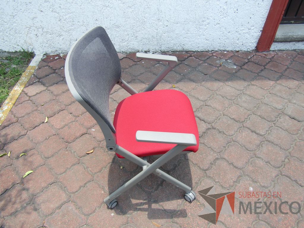 Lote 135 - 4 Sillas de visita con ruedas, descansabrazos fijo, asiento plegable en tela color rojo y respaldo en malla - Imagen 7