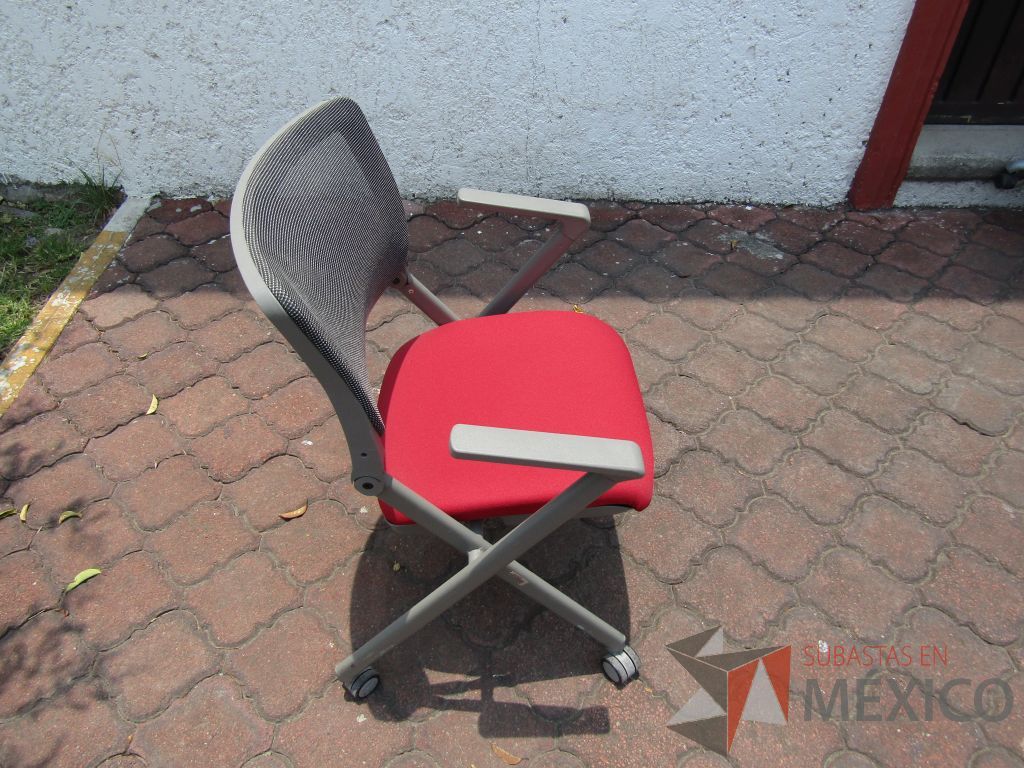 Lote 135 - 4 Sillas de visita con ruedas, descansabrazos fijo, asiento plegable en tela color rojo y respaldo en malla - Imagen 2