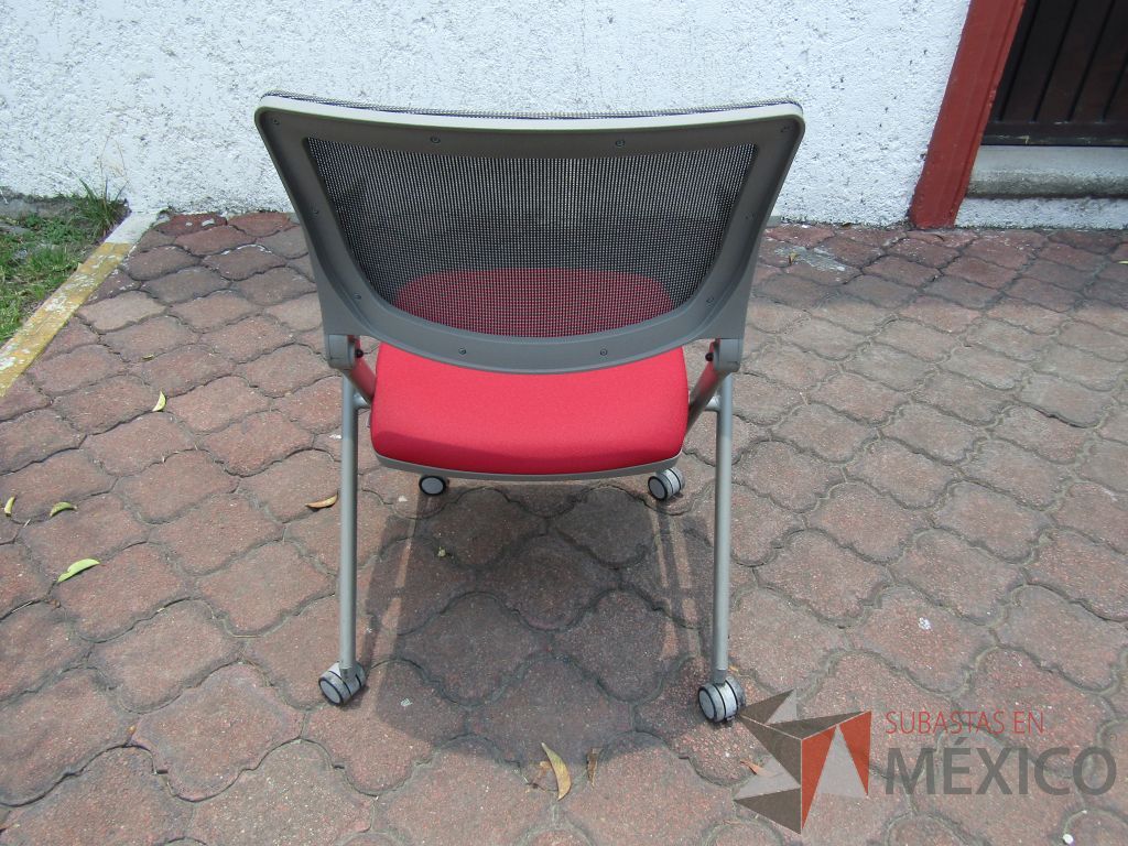 Lote 135 - 4 Sillas de visita con ruedas, descansabrazos fijo, asiento plegable en tela color rojo y respaldo en malla - Imagen 3