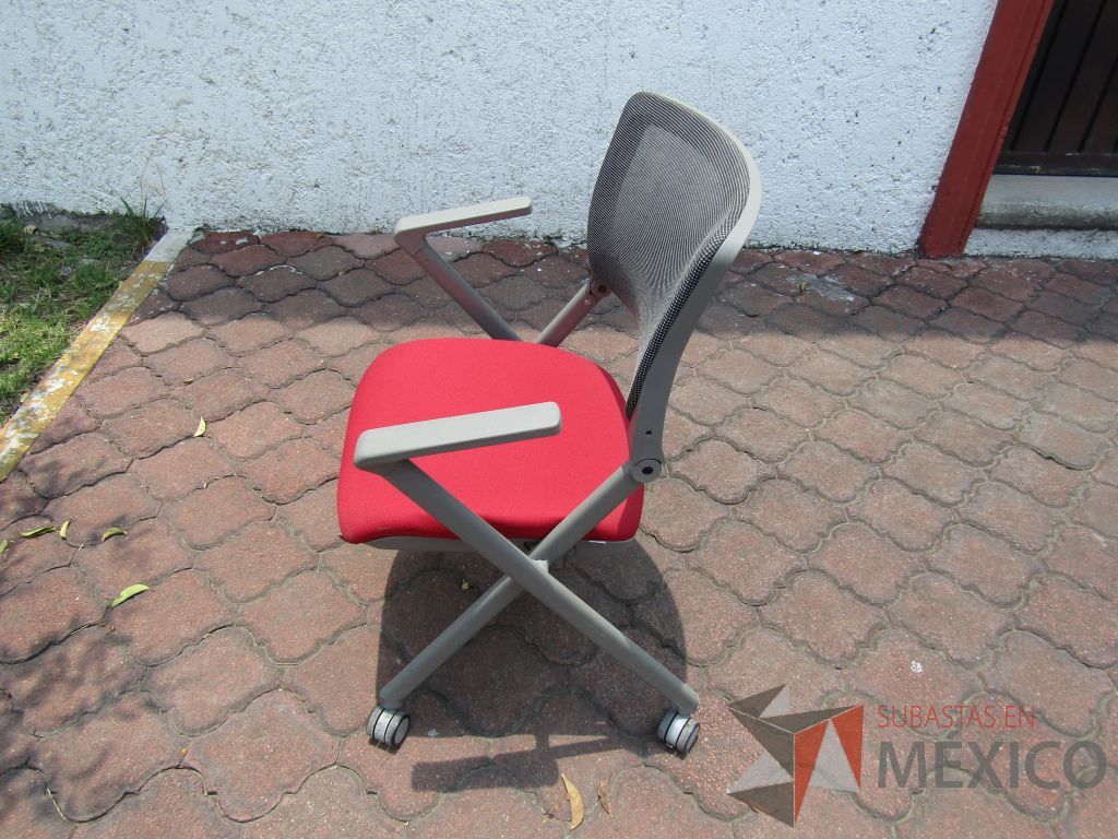 Lote 135 - 4 Sillas de visita con ruedas, descansabrazos fijo, asiento plegable en tela color rojo y respaldo en malla - Imagen 4