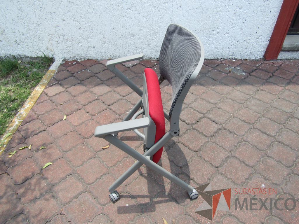 Lote 135 - 4 Sillas de visita con ruedas, descansabrazos fijo, asiento plegable en tela color rojo y respaldo en malla - Imagen 5
