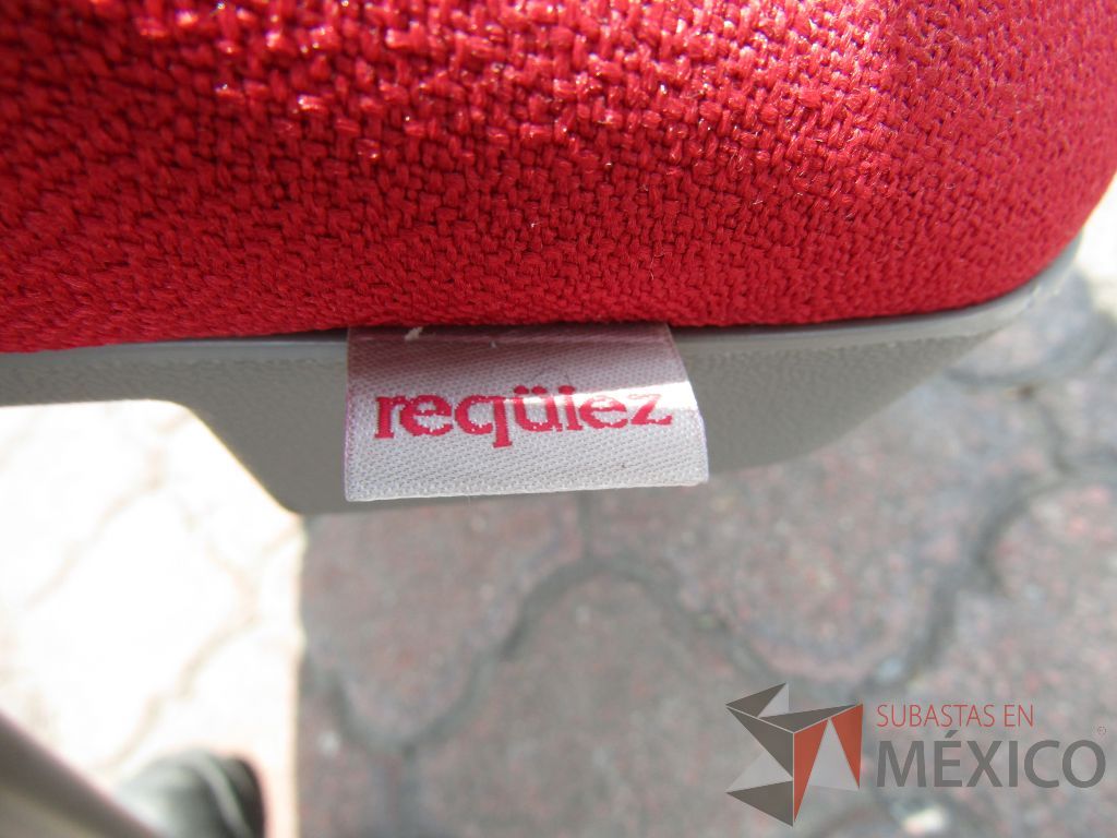 Lote 135 - 4 Sillas de visita con ruedas, descansabrazos fijo, asiento plegable en tela color rojo y respaldo en malla - Imagen 6