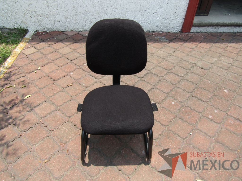 Lote 037 - 4 Sillas tipo trineo, asiento y respaldo en tela color negro
