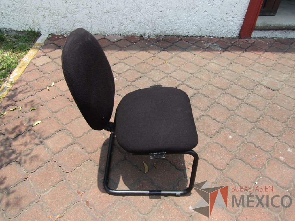 Lote 037 - 4 Sillas tipo trineo, asiento y respaldo en tela color negro - Imagen 2