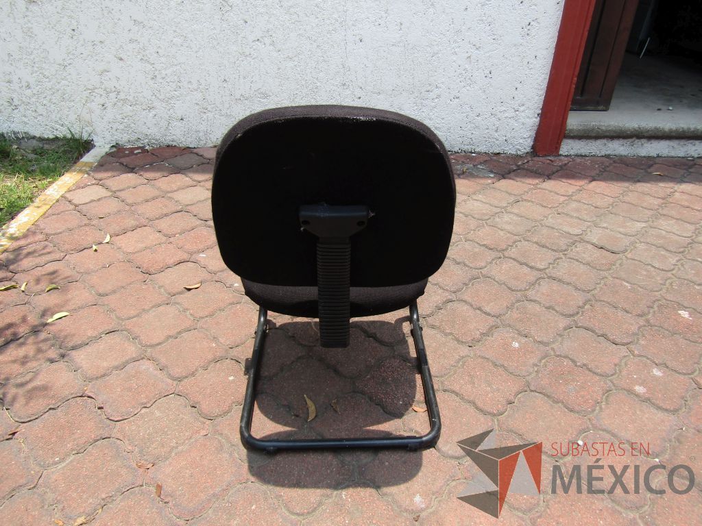 Lote 037 - 4 Sillas tipo trineo, asiento y respaldo en tela color negro - Imagen 3