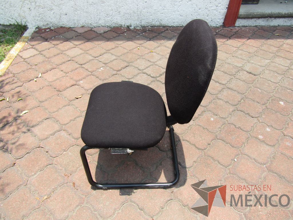 Lote 037 - 4 Sillas tipo trineo, asiento y respaldo en tela color negro - Imagen 4