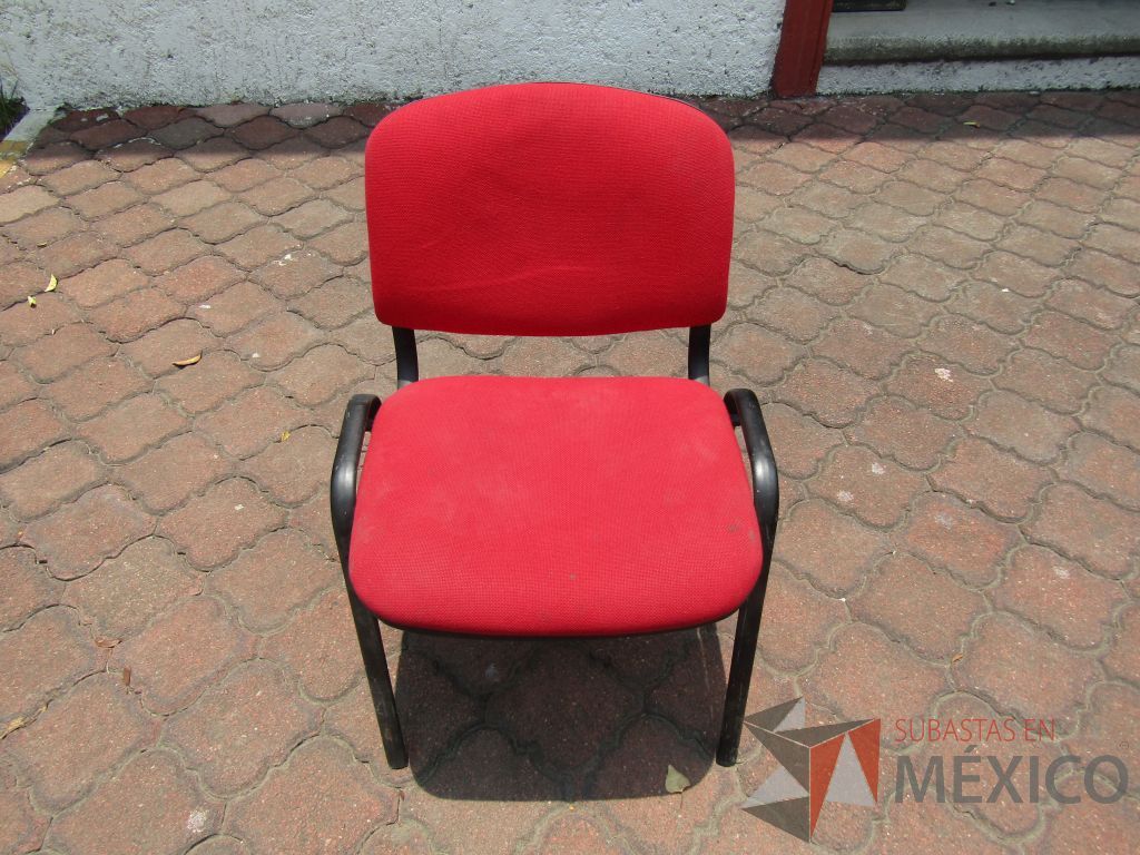 Lote 038 - 2 Sillas fijas, asiento y respaldo en tela color rojo