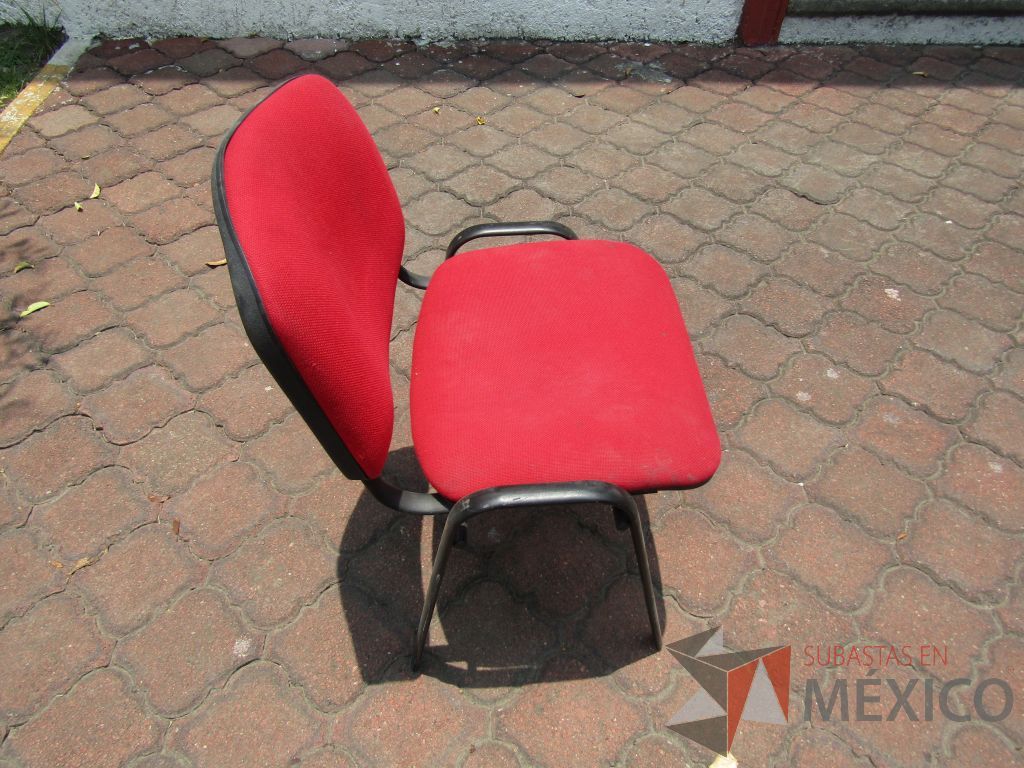Lote 038 - 2 Sillas fijas, asiento y respaldo en tela color rojo - Imagen 2