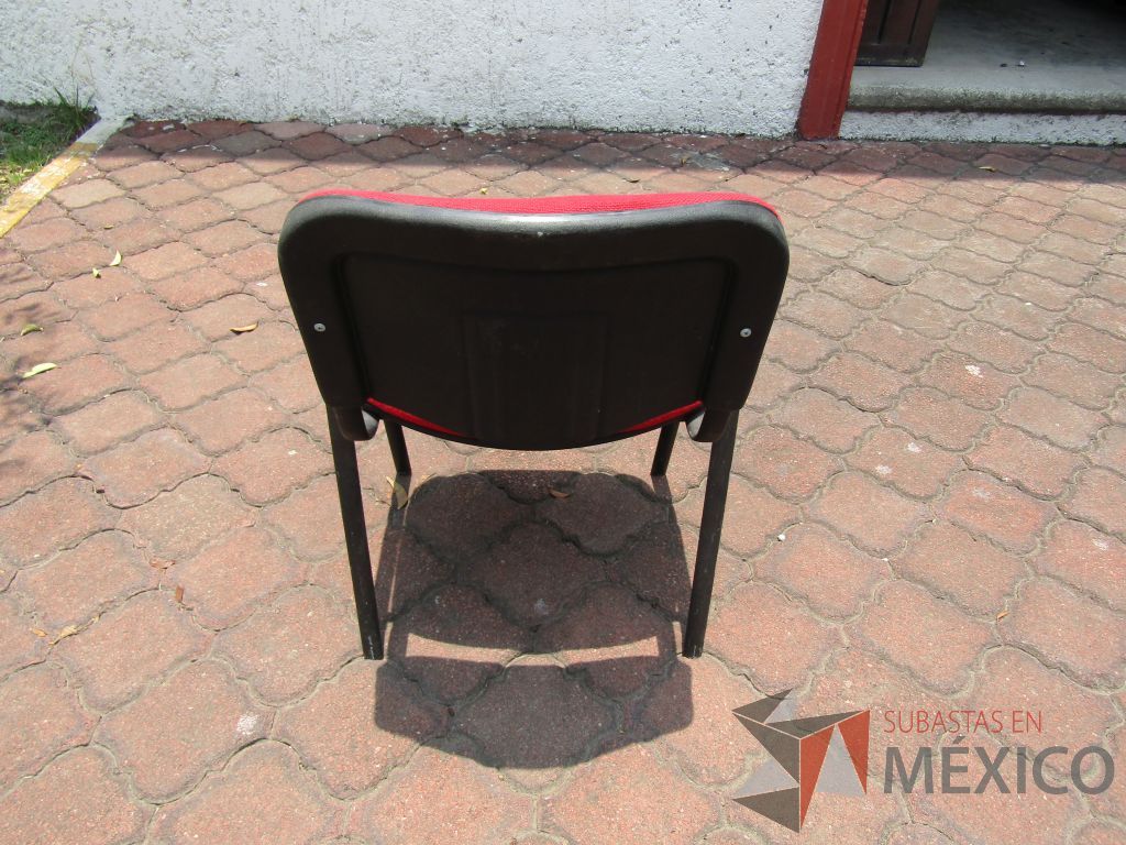 Lote 038 - 2 Sillas fijas, asiento y respaldo en tela color rojo - Imagen 3
