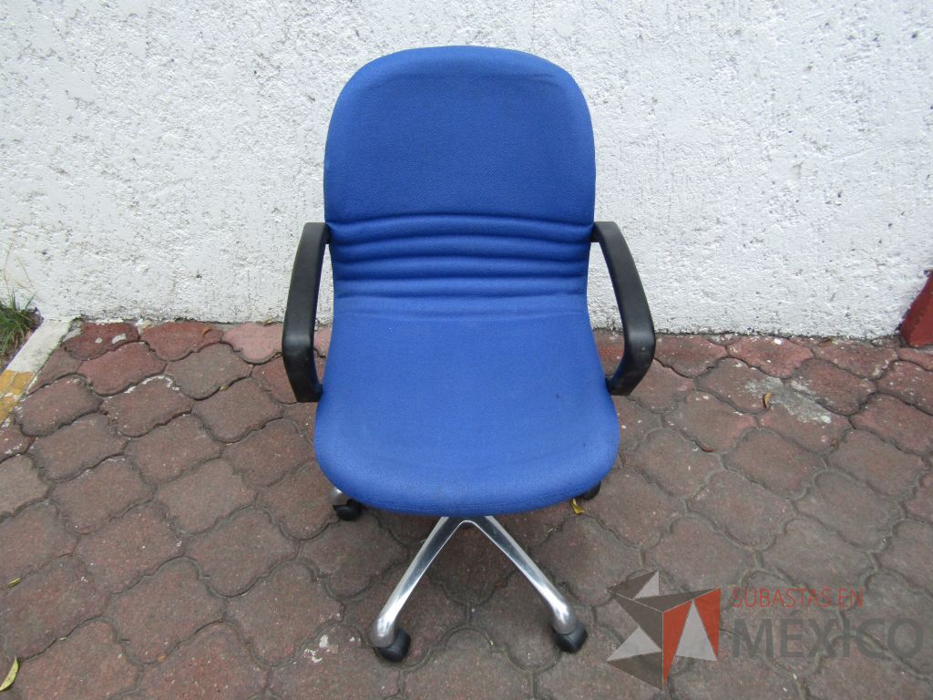Lote 101 - 5 Sillas operativas con ruedas, descansabrazos fijo, asiento y respaldo en tela color azul