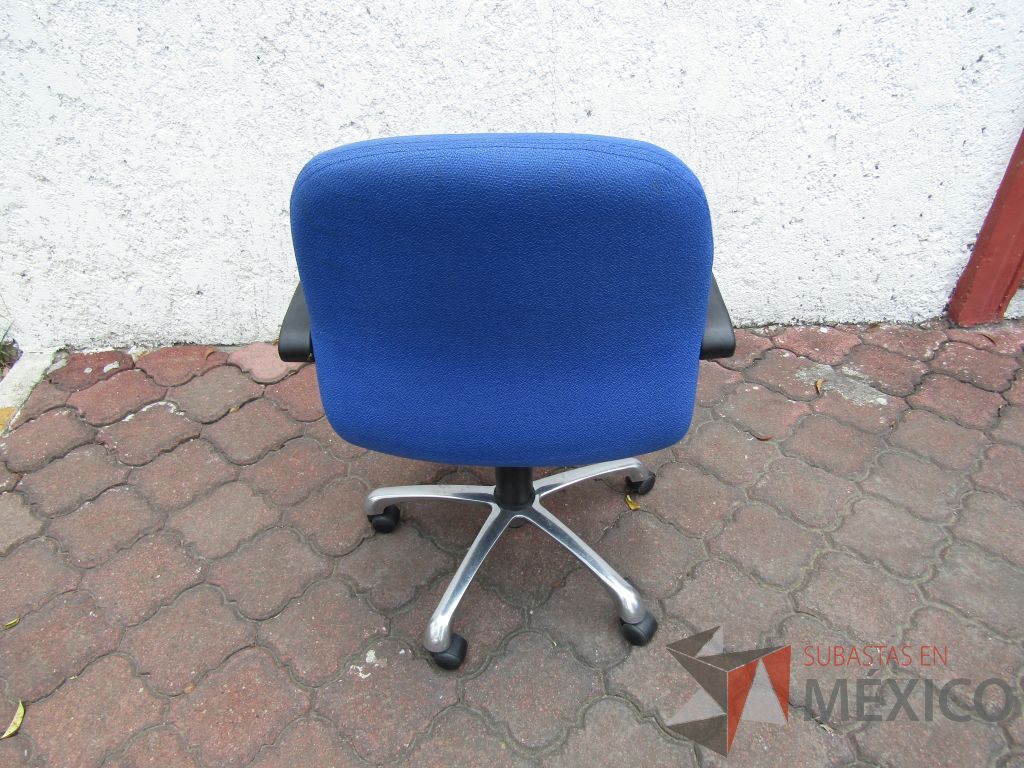 Lote 101 - 5 Sillas operativas con ruedas, descansabrazos fijo, asiento y respaldo en tela color azul - Imagen 3