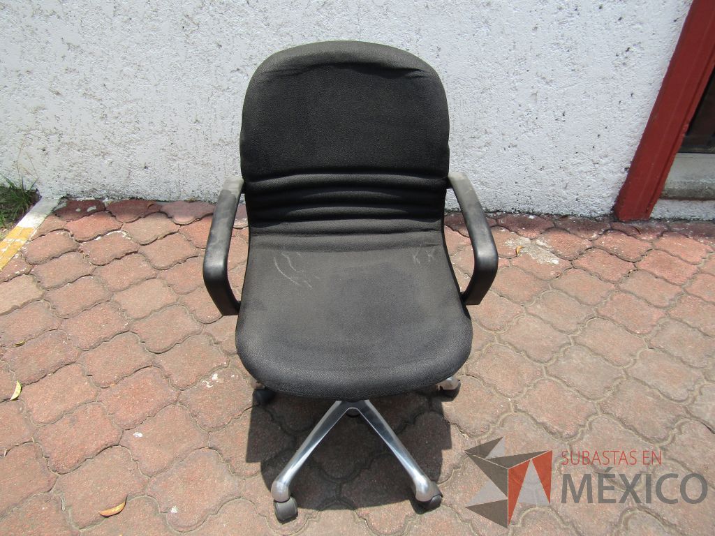 Lote 040 - 5 Sillas operativas con ruedas, descansabrazos fijo, asiento y respaldo en tela color negro