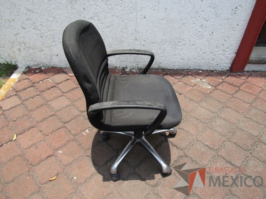 Lote 040 - 5 Sillas operativas con ruedas, descansabrazos fijo, asiento y respaldo en tela color negro - Imagen 2