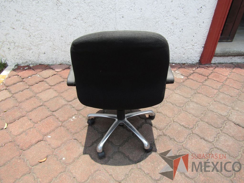 Lote 089 - 5 Sillas operativas con ruedas, descansabrazos fijo, asiento y respaldo en tela color negro - Imagen 3