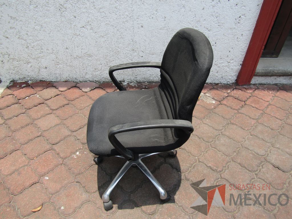 Lote 040 - 5 Sillas operativas con ruedas, descansabrazos fijo, asiento y respaldo en tela color negro - Imagen 4