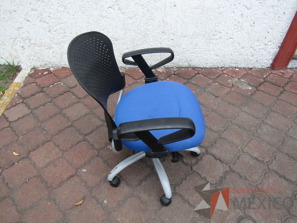 Lote 041 - 4 Sillas operativas con ruedas, descansabrazos fijo, respaldo en plástico y asiento en tela color azul rey - Imagen 2
