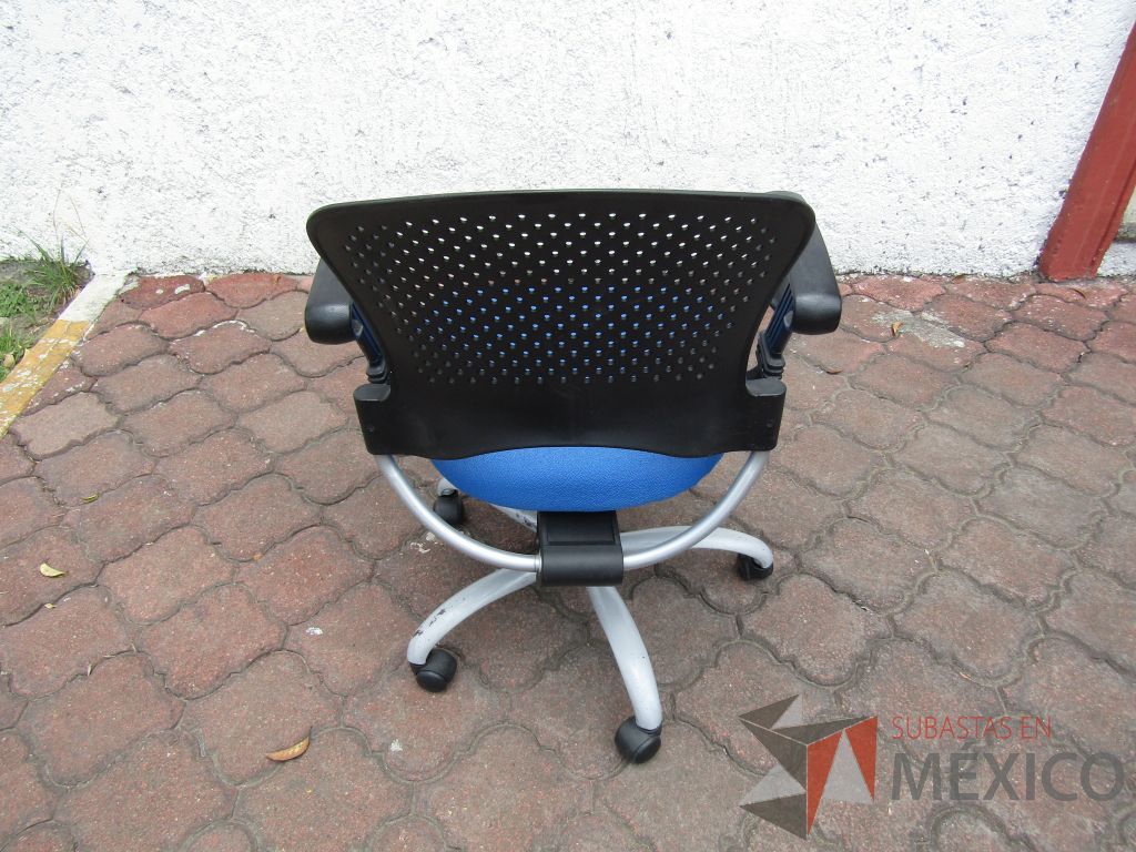 Lote 041 - 4 Sillas operativas con ruedas, descansabrazos fijo, respaldo en plástico y asiento en tela color azul rey - Imagen 3
