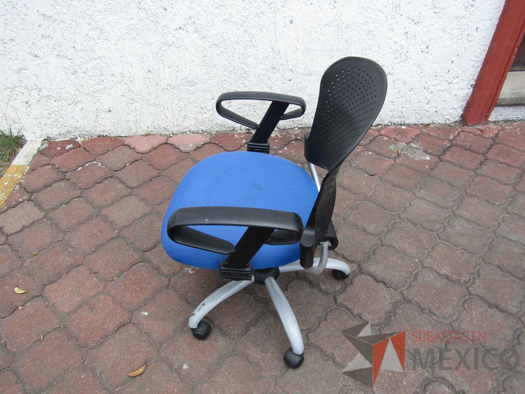 Lote 041 - 4 Sillas operativas con ruedas, descansabrazos fijo, respaldo en plástico y asiento en tela color azul rey - Imagen 4