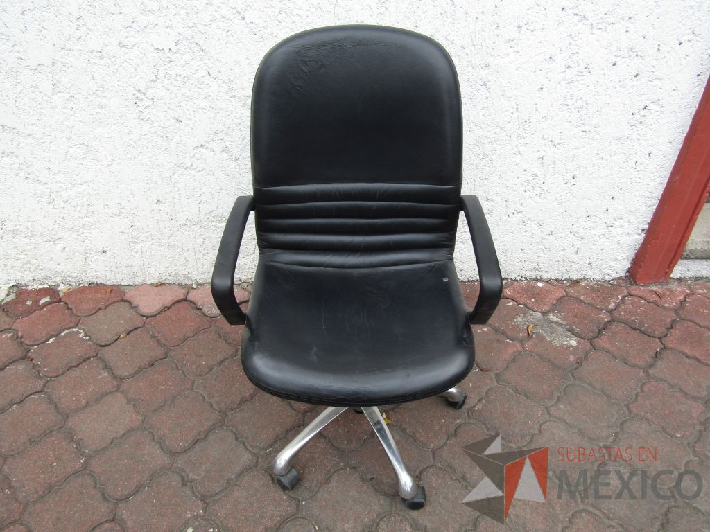 Lote 137 - 5 Sillas operativas con ruedas, descansabrazos fijo, asiento y respaldo tipo piel color negro