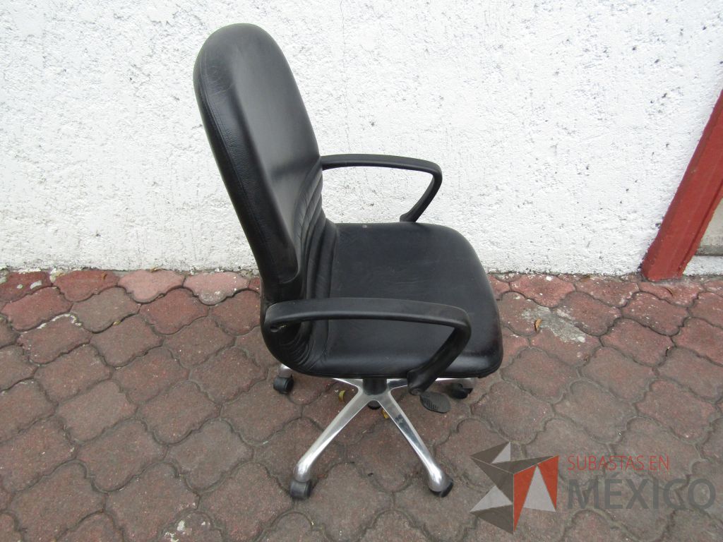 Lote 137 - 5 Sillas operativas con ruedas, descansabrazos fijo, asiento y respaldo tipo piel color negro - Imagen 2