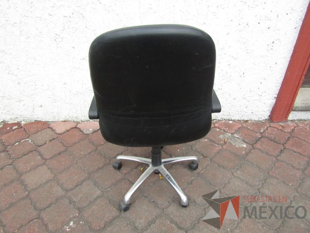 Lote 137 - 5 Sillas operativas con ruedas, descansabrazos fijo, asiento y respaldo tipo piel color negro - Imagen 3