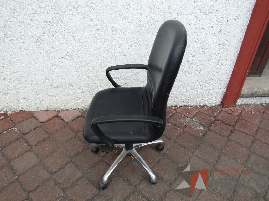 Lote 137 - 5 Sillas operativas con ruedas, descansabrazos fijo, asiento y respaldo tipo piel color negro - Imagen 4