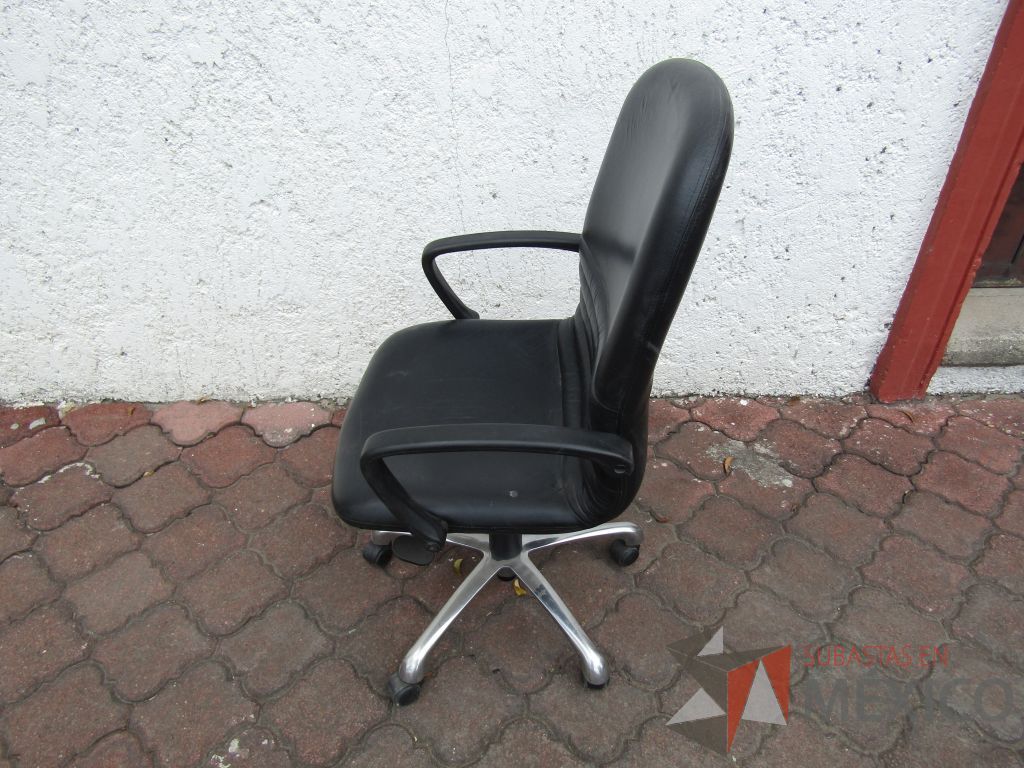 Lote 137 - 5 Sillas operativas con ruedas, descansabrazos fijo, asiento y respaldo tipo piel color negro - Imagen 5