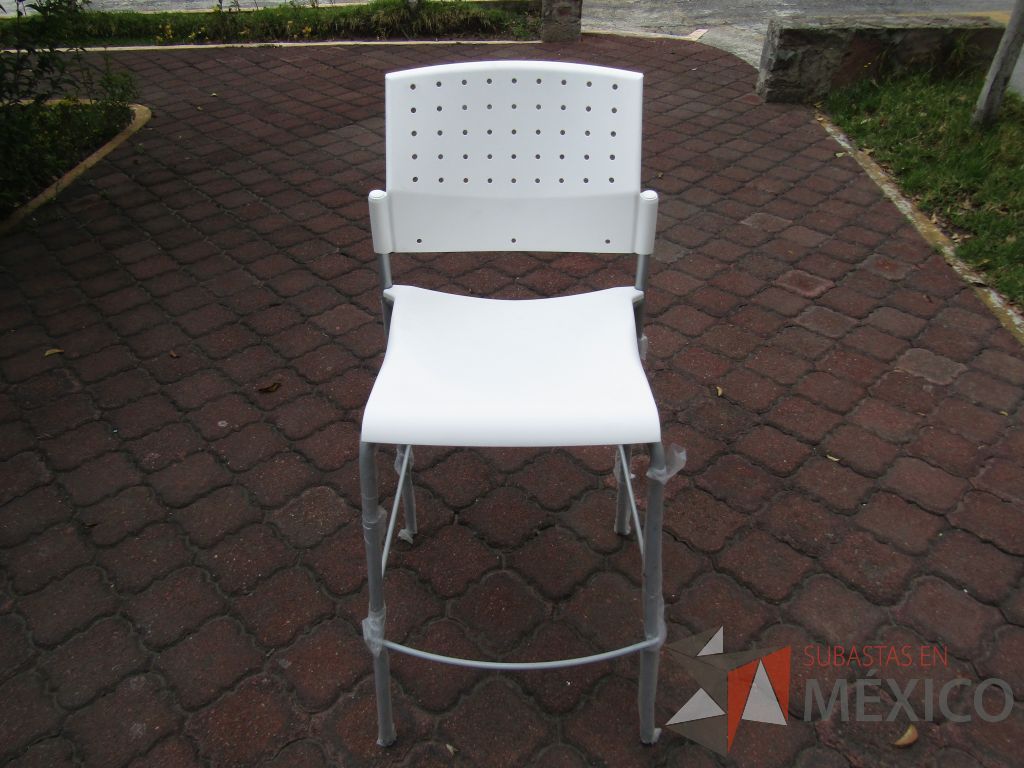 Lote 043 - 3 Bancos altos, asiento y respaldo en plástico color blanco