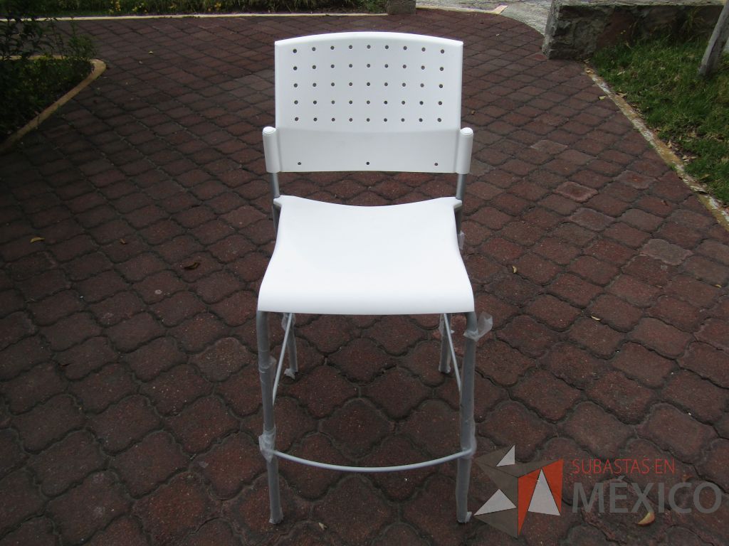 Lote 043 - 3 Bancos altos, asiento y respaldo en plástico color blanco - Imagen 3