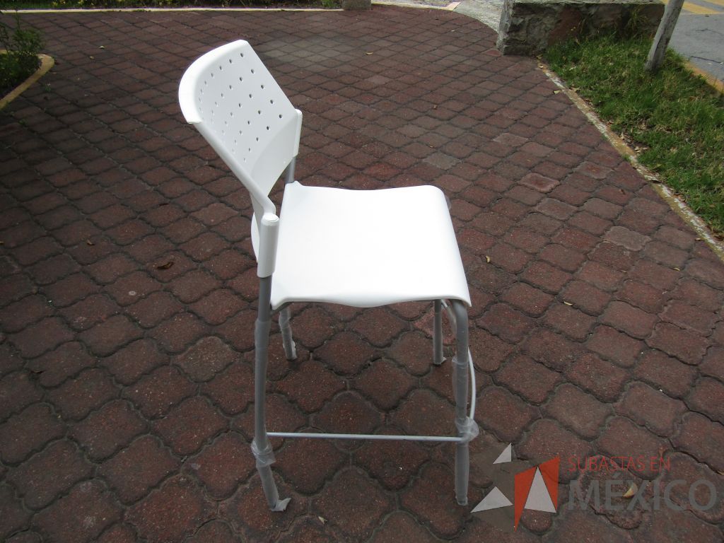 Lote 043 - 3 Bancos altos, asiento y respaldo en plástico color blanco - Imagen 4