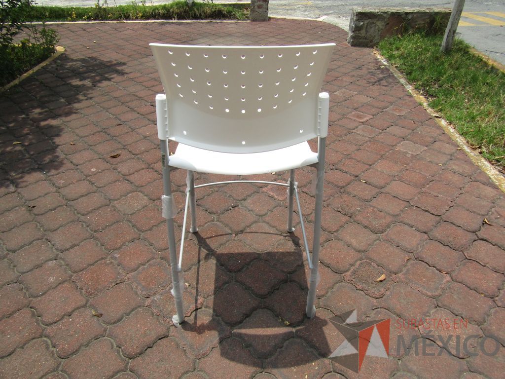 Lote 043 - 3 Bancos altos, asiento y respaldo en plástico color blanco - Imagen 6