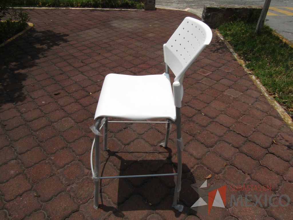Lote 043 - 3 Bancos altos, asiento y respaldo en plástico color blanco - Imagen 2