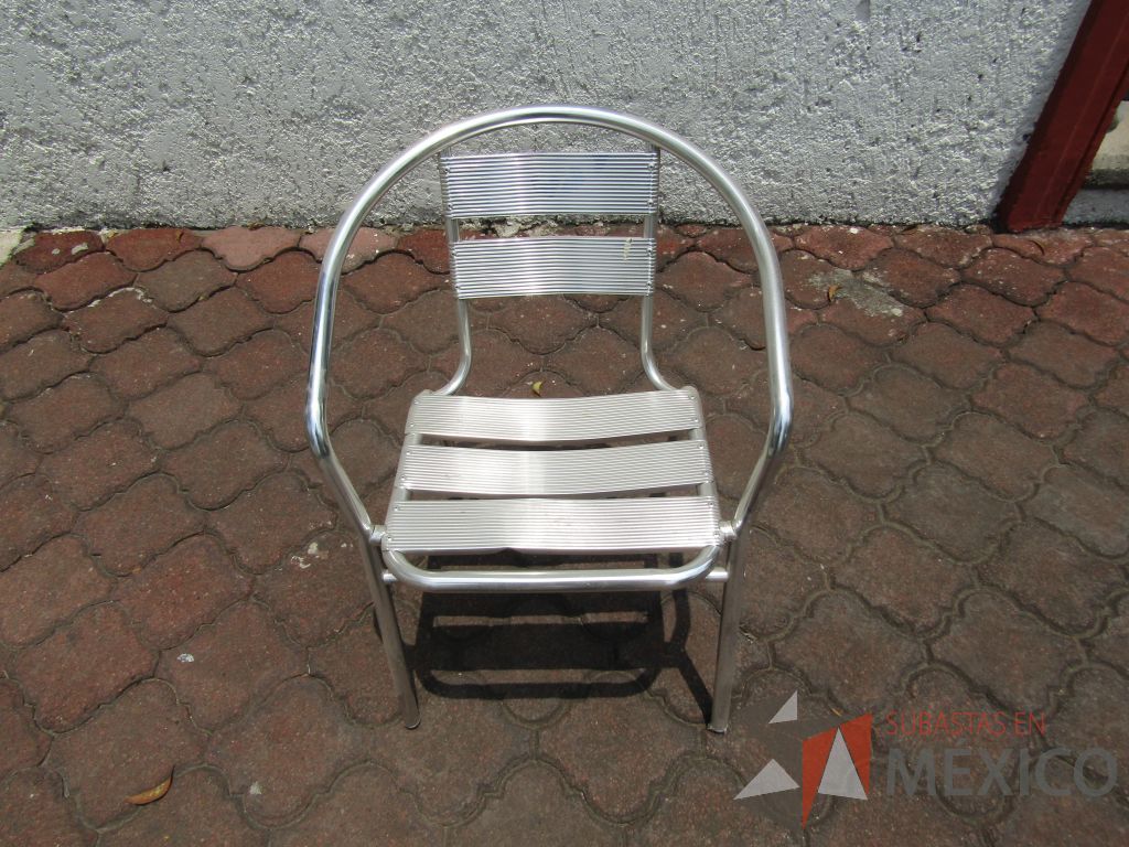 Lote 044 - 2 Sillas fijas, asiento y respaldo metálico color gris