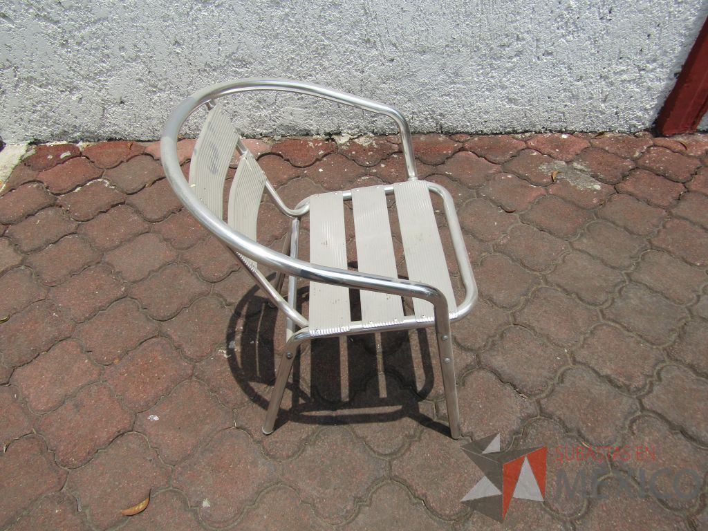 Lote 044 - 2 Sillas fijas, asiento y respaldo metálico color gris - Imagen 3