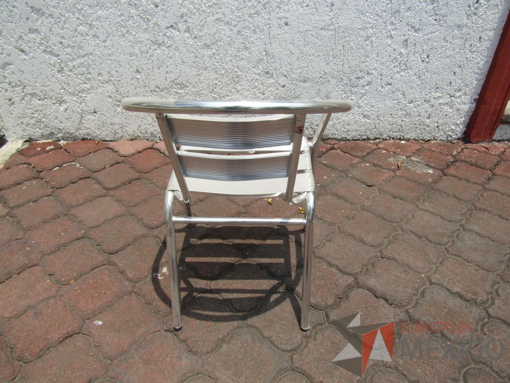 Lote 044 - 2 Sillas fijas, asiento y respaldo metálico color gris - Imagen 4