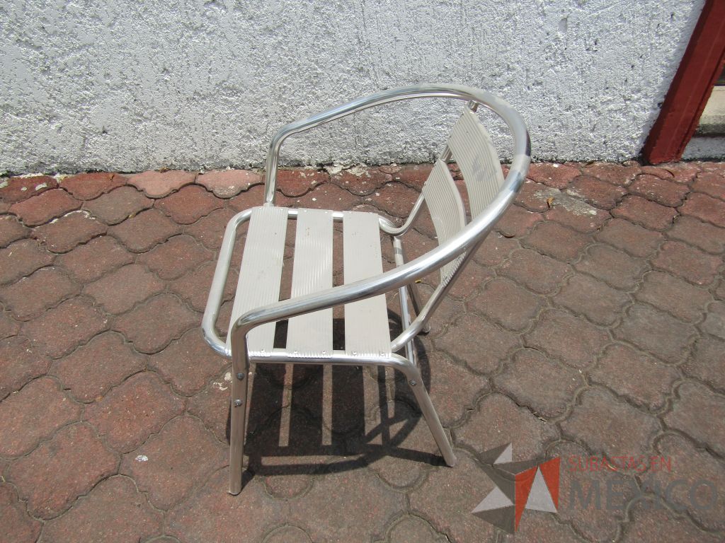 Lote 044 - 2 Sillas fijas, asiento y respaldo metálico color gris - Imagen 5