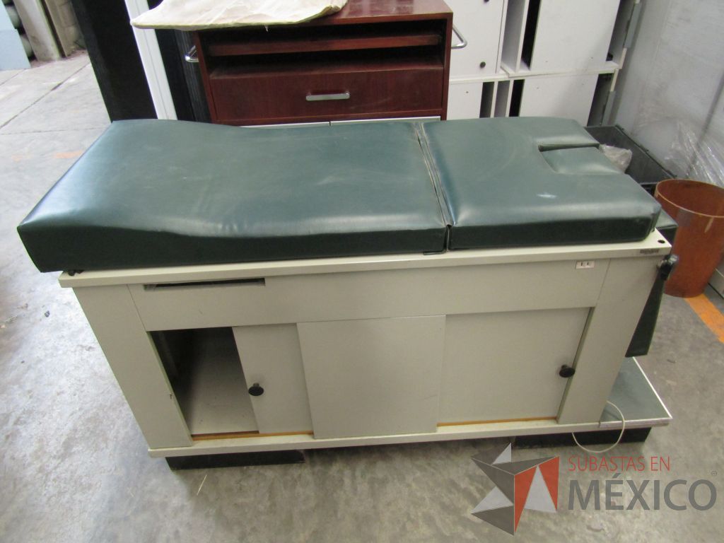 Lote 050 - Mesa de exploración medica, con 2 puertas, asiento y respaldo color verde y 1 color negro - Imagen 3
