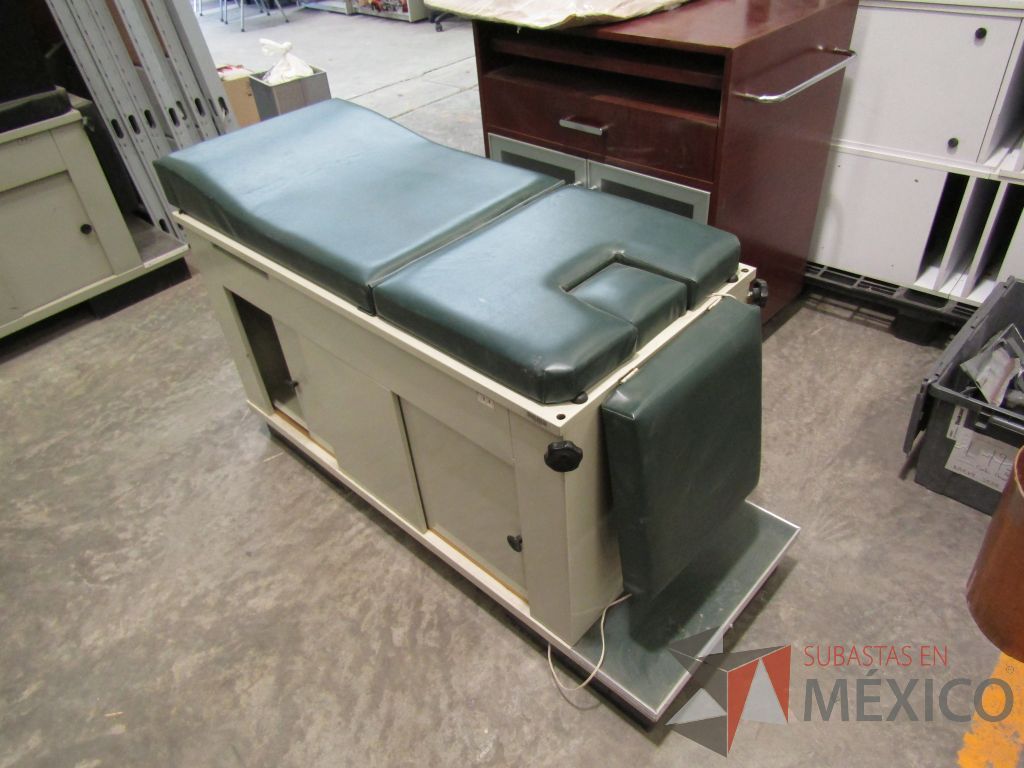Lote 050 - Mesa de exploración medica, con 2 puertas, asiento y respaldo color verde y 1 color negro