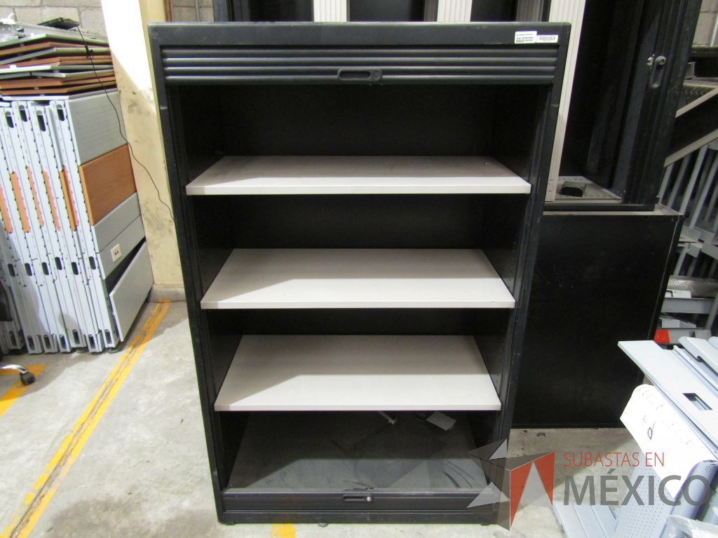 Lote 052 - Librero metálico con 3 entrepaños y 2 puertas corredizas color negro - Imagen 6