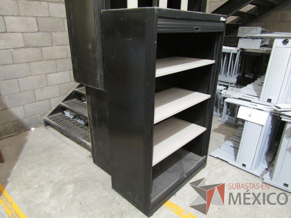 Lote 052 - Librero metálico con 3 entrepaños y 2 puertas corredizas color negro - Imagen 3