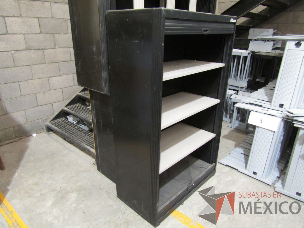 Lote 052 - Librero metálico con 3 entrepaños y 2 puertas corredizas color negro - Imagen 4