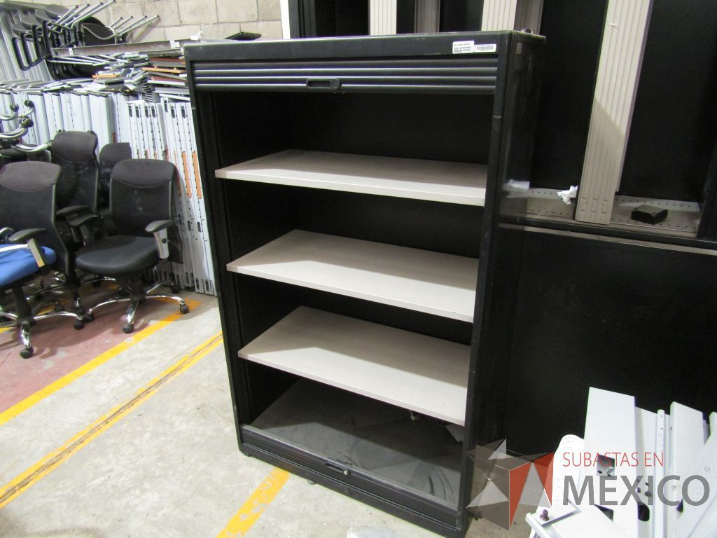 Lote 052 - Librero metálico con 3 entrepaños y 2 puertas corredizas color negro