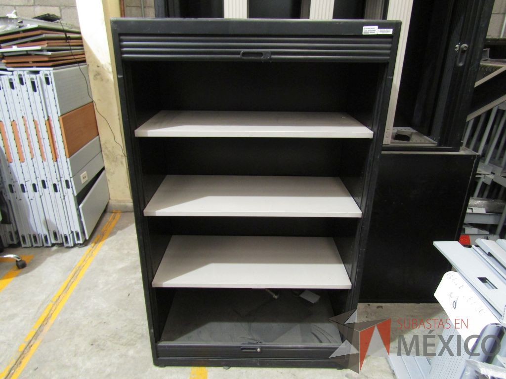 Lote 052 - Librero metálico con 3 entrepaños y 2 puertas corredizas color negro - Imagen 5