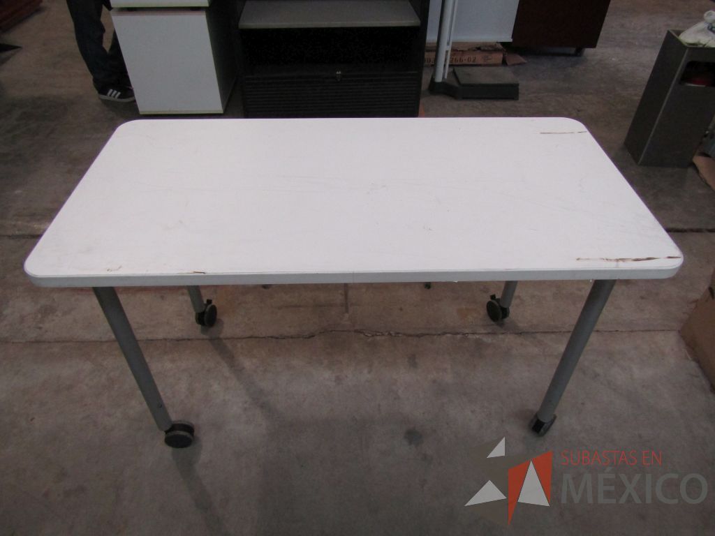 Lote 053 - Mesa rectangular con 4 patas metálicas con ruedas y cubierta color blanco - Imagen 2