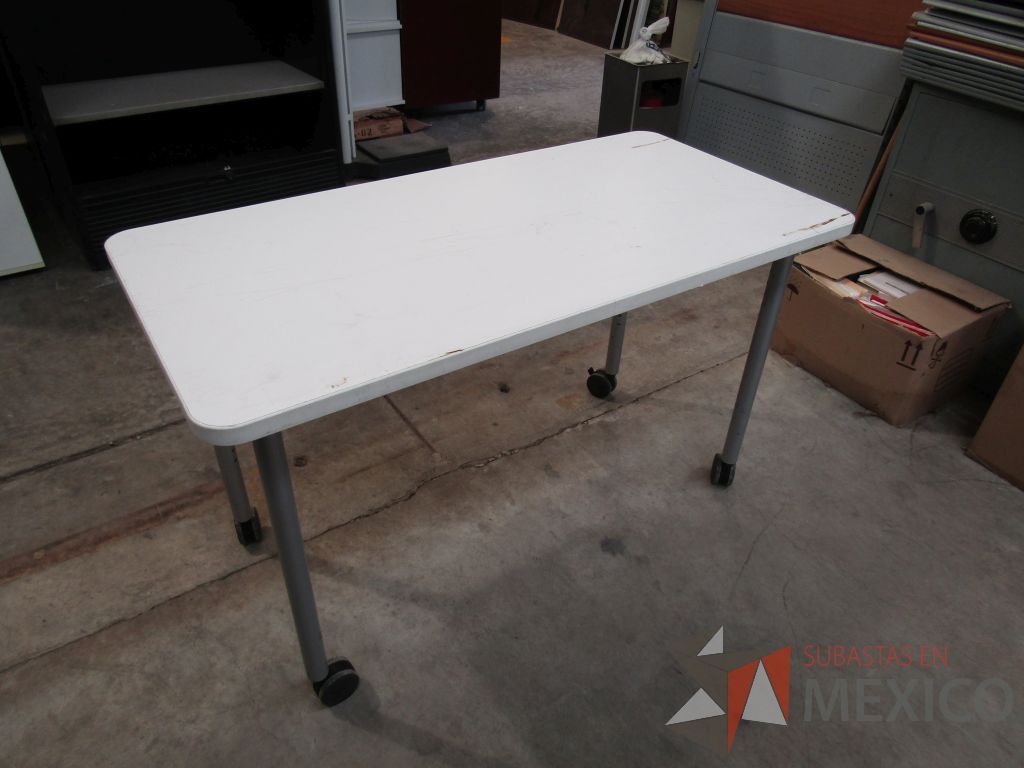 Lote 053 - Mesa rectangular con 4 patas metálicas con ruedas y cubierta color blanco