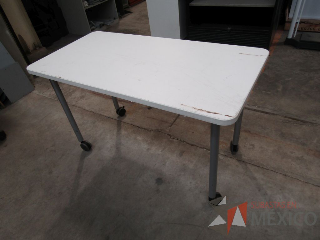 Lote 053 - Mesa rectangular con 4 patas metálicas con ruedas y cubierta color blanco - Imagen 3